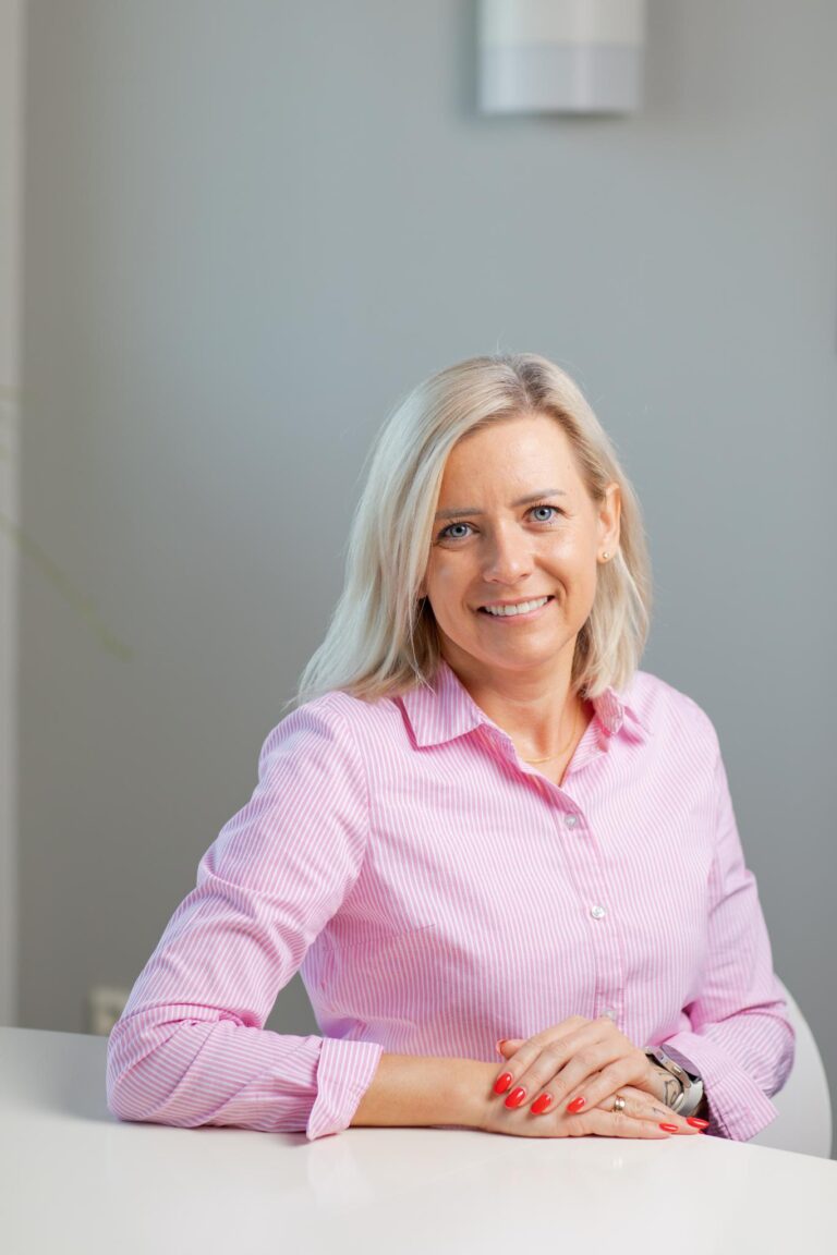 Porträtt av Joanna i rosa skjorta
